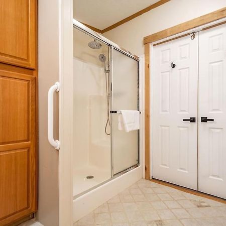 *Entire House • Sleeps 9 • Hot Tub • Pets Welcome* McHenry Eksteriør bilde