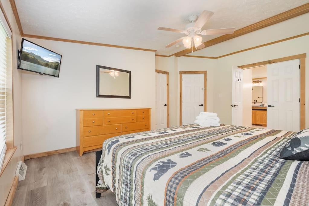 *Entire House • Sleeps 9 • Hot Tub • Pets Welcome* McHenry Eksteriør bilde