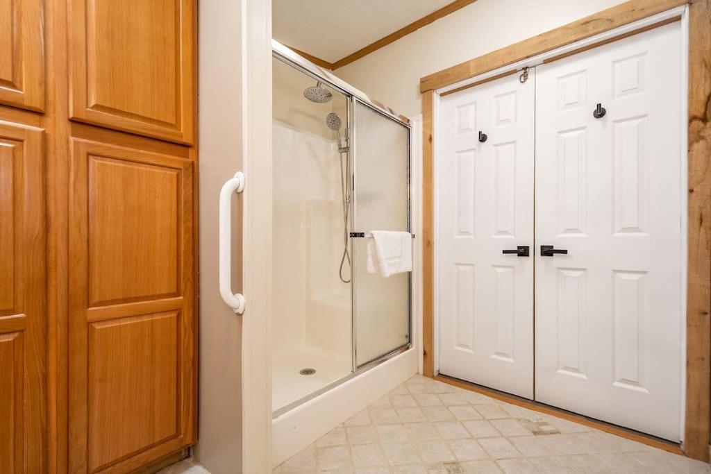 *Entire House • Sleeps 9 • Hot Tub • Pets Welcome* McHenry Eksteriør bilde