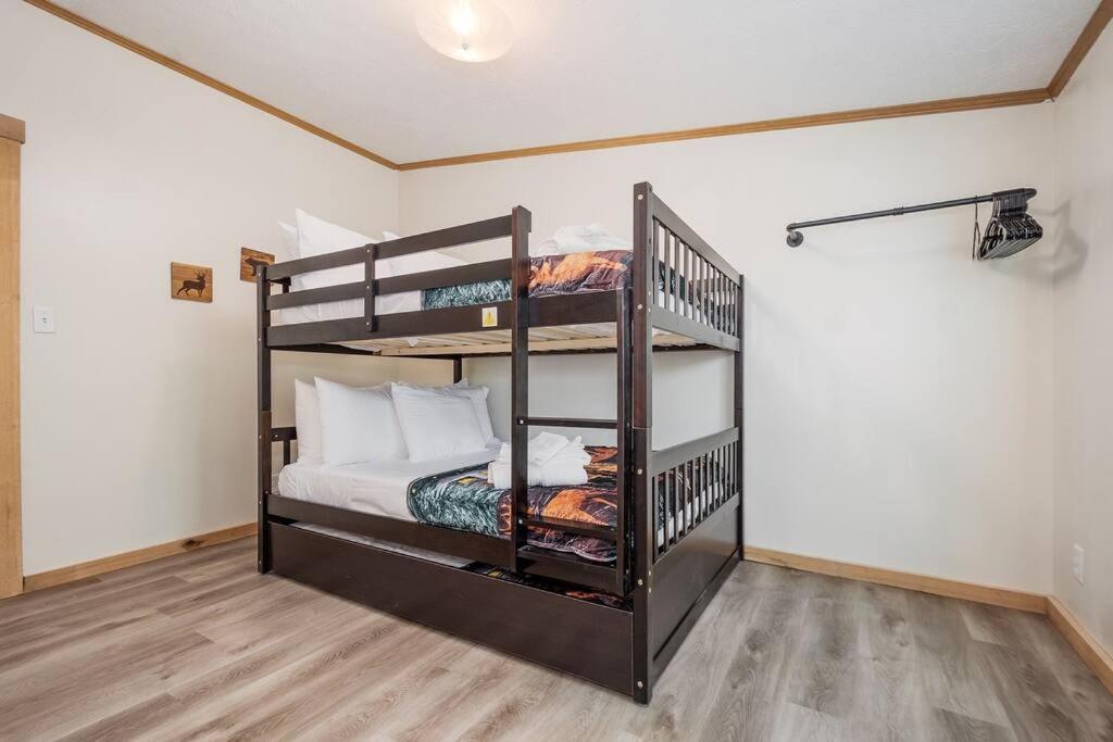 *Entire House • Sleeps 9 • Hot Tub • Pets Welcome* McHenry Eksteriør bilde