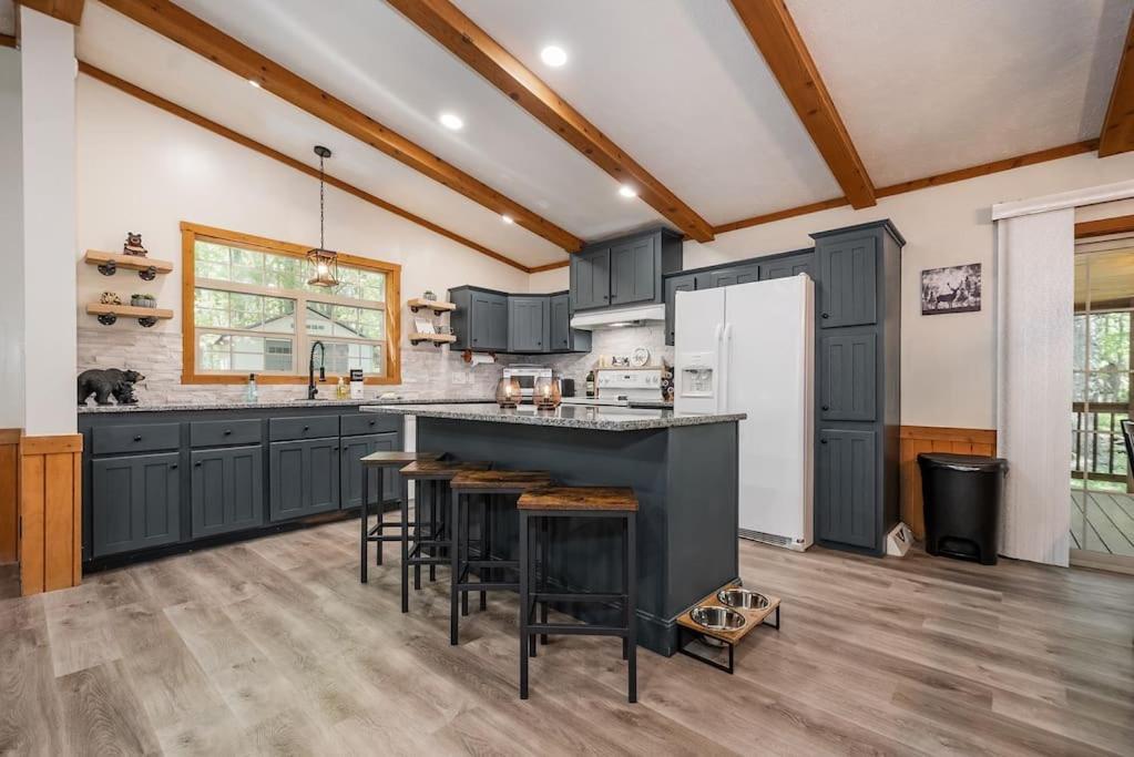 *Entire House • Sleeps 9 • Hot Tub • Pets Welcome* McHenry Eksteriør bilde