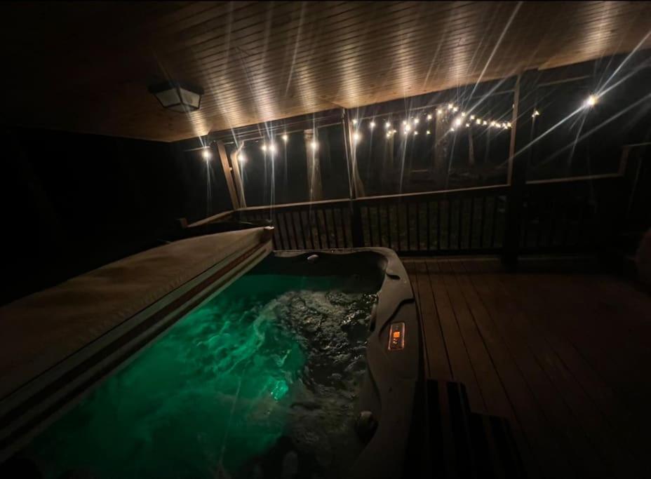 *Entire House • Sleeps 9 • Hot Tub • Pets Welcome* McHenry Eksteriør bilde