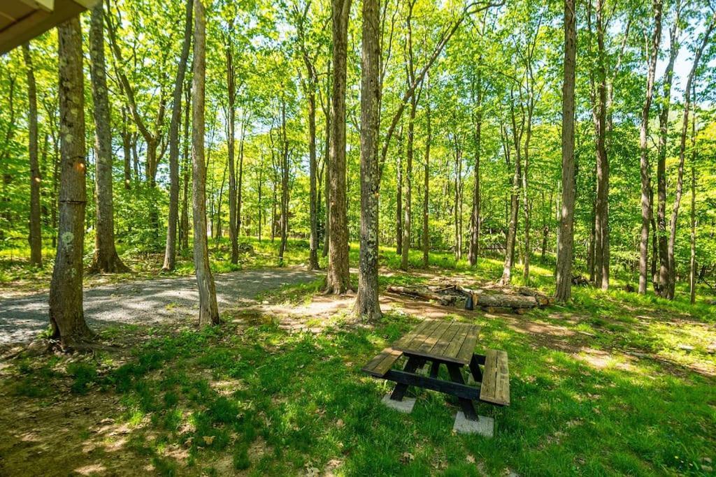 *Entire House • Sleeps 9 • Hot Tub • Pets Welcome* McHenry Eksteriør bilde