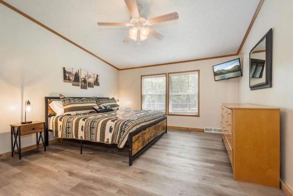 *Entire House • Sleeps 9 • Hot Tub • Pets Welcome* McHenry Eksteriør bilde
