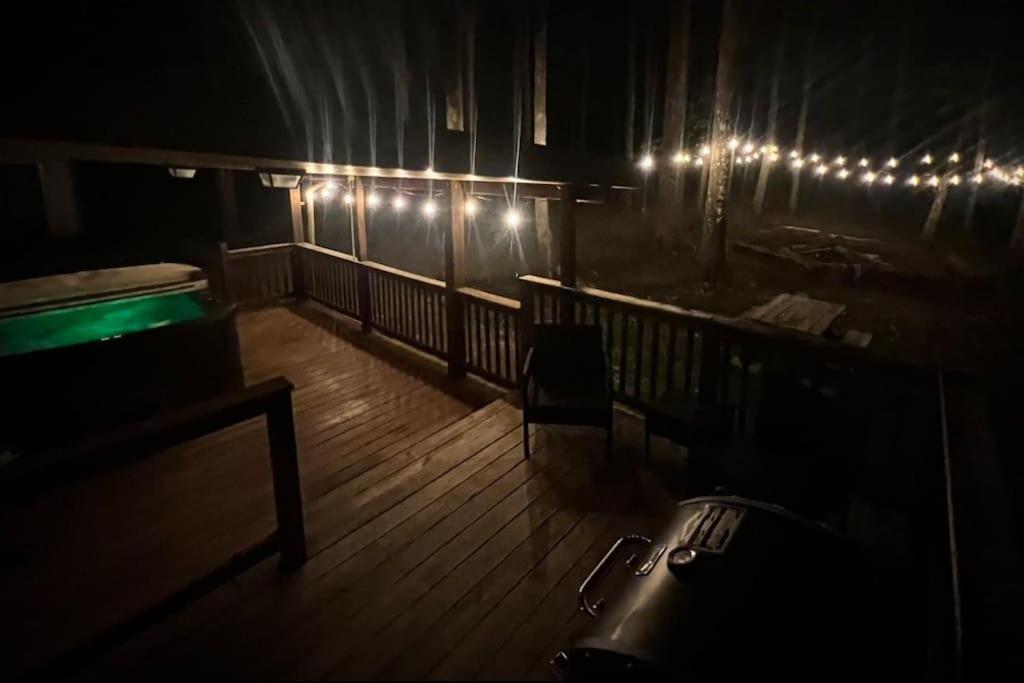 *Entire House • Sleeps 9 • Hot Tub • Pets Welcome* McHenry Eksteriør bilde