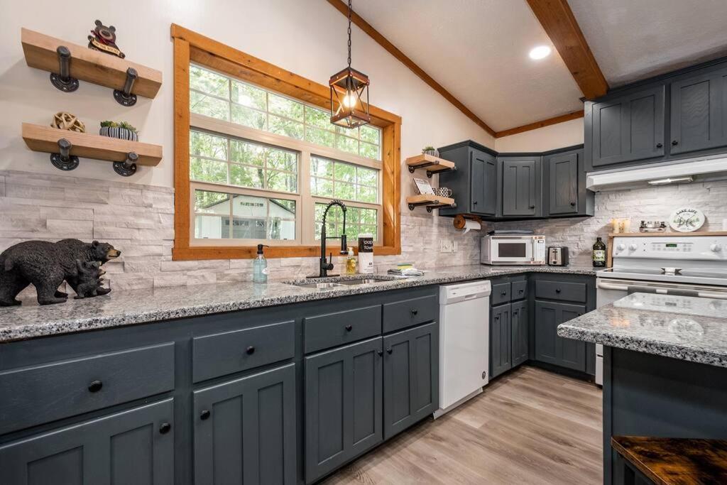 *Entire House • Sleeps 9 • Hot Tub • Pets Welcome* McHenry Eksteriør bilde