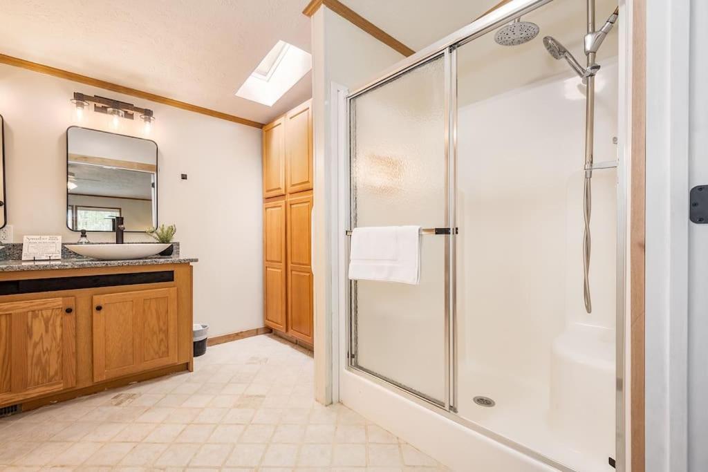 *Entire House • Sleeps 9 • Hot Tub • Pets Welcome* McHenry Eksteriør bilde