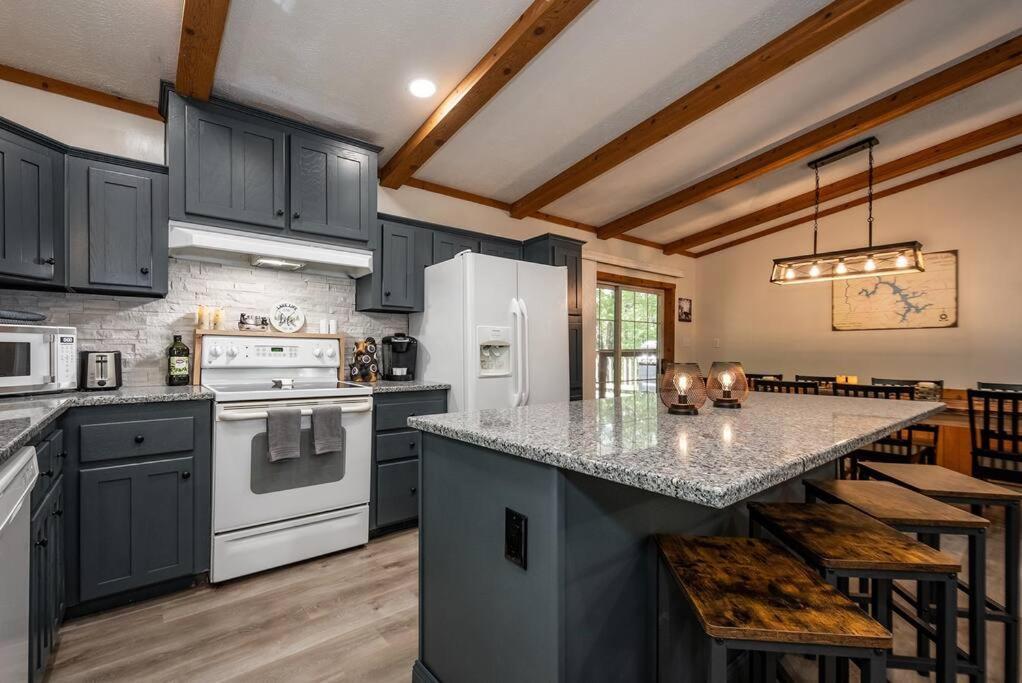 *Entire House • Sleeps 9 • Hot Tub • Pets Welcome* McHenry Eksteriør bilde