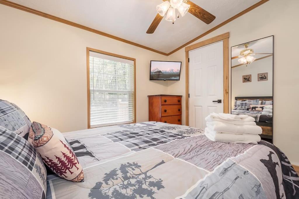 *Entire House • Sleeps 9 • Hot Tub • Pets Welcome* McHenry Eksteriør bilde