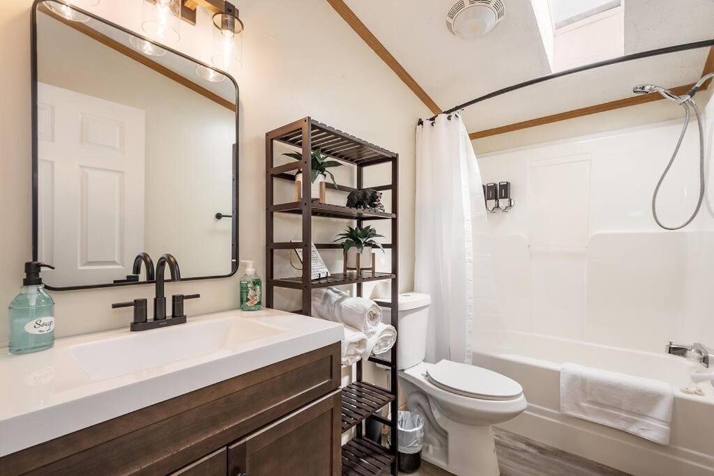 *Entire House • Sleeps 9 • Hot Tub • Pets Welcome* McHenry Eksteriør bilde