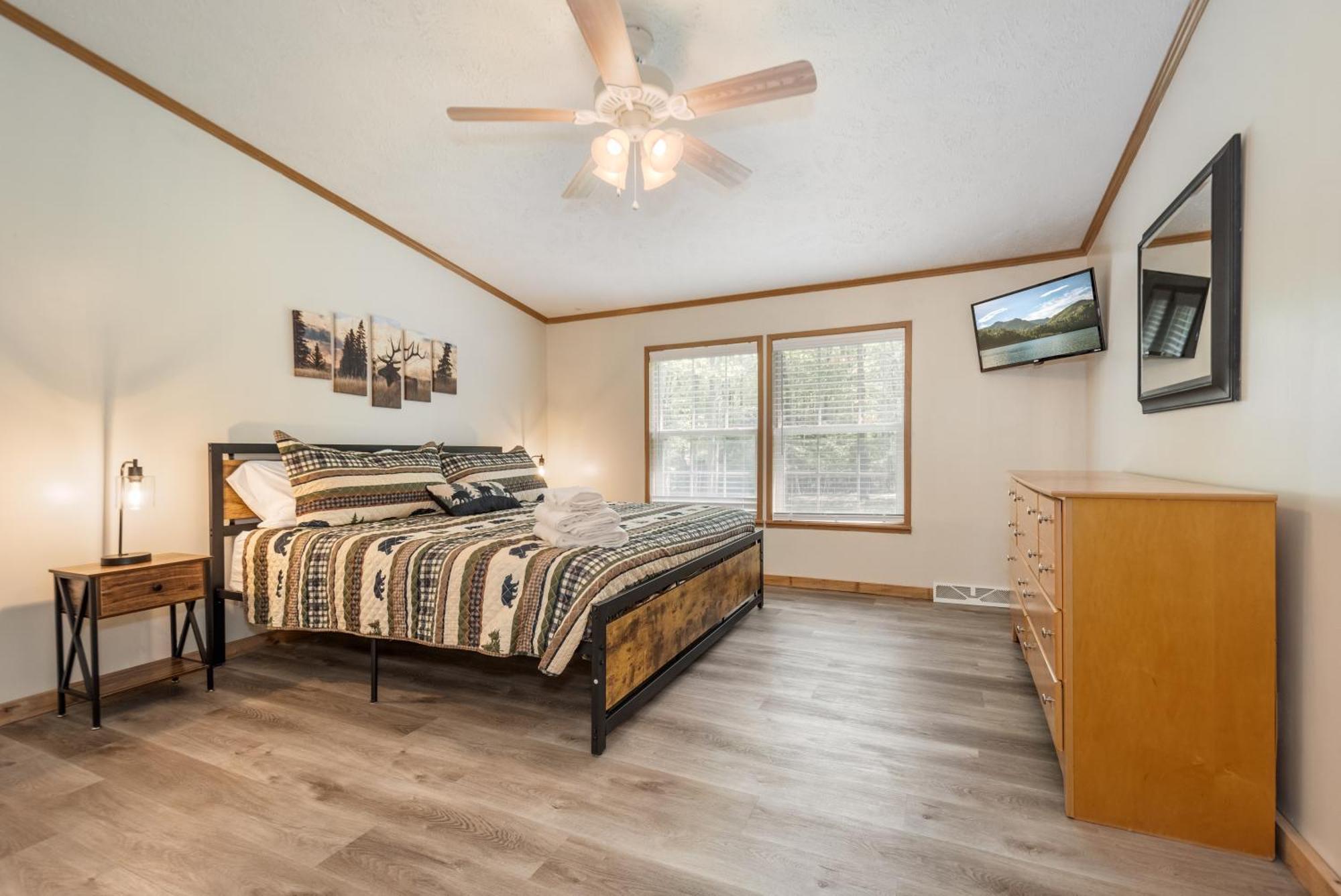 *Entire House • Sleeps 9 • Hot Tub • Pets Welcome* McHenry Eksteriør bilde